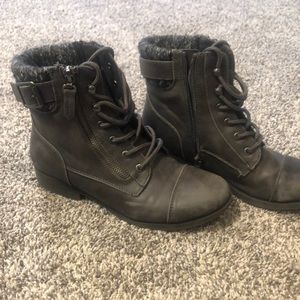 Wmns Grey Winter Boots -Sz 6 - good condition smoke free home